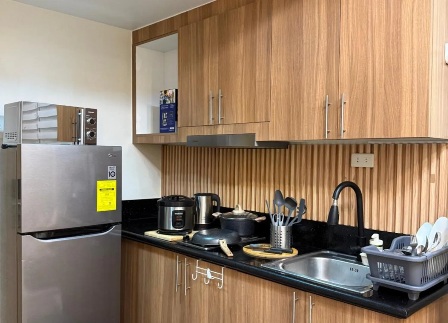 Apartment Shore 3 Residences City View Condo - Cozy Staycation Near Moa Manila